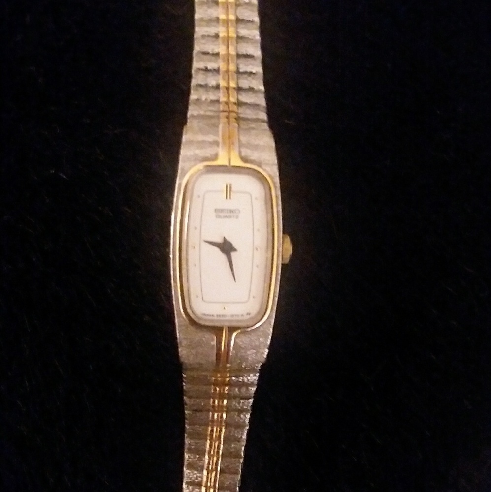 VINTAGE SEIKO QUARTZ ULTRA THIN LADIES WATCH